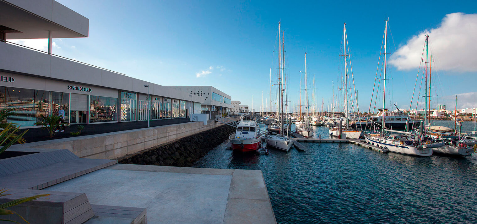 Zone commerciale dans la marina