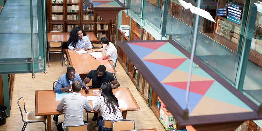 Salle d'étude et bibliothèque