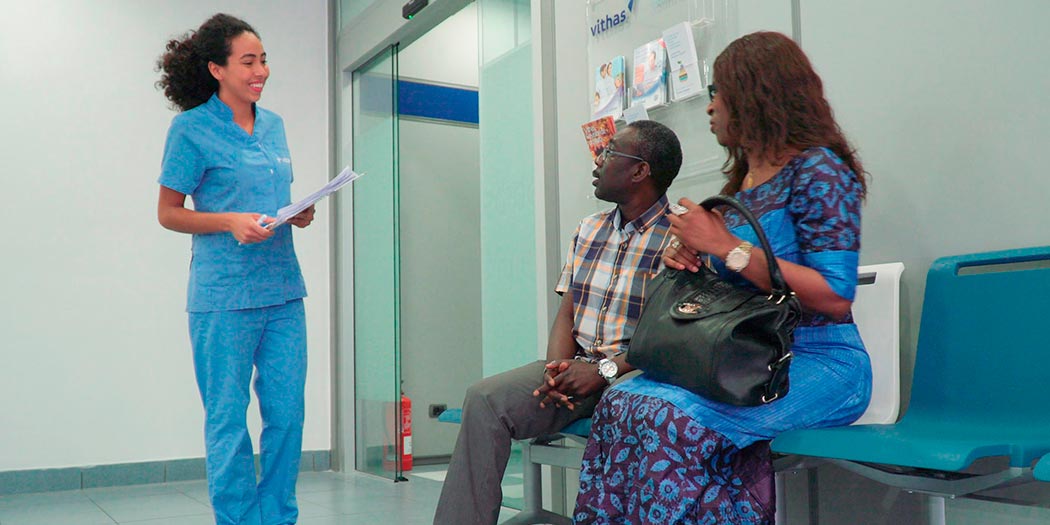 Patients dans la salle d'attente d'un centre médical